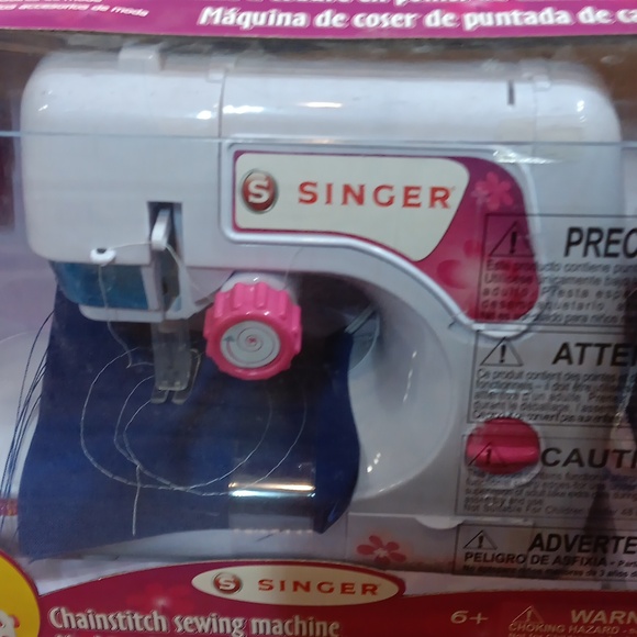 Singer Chainstitch Sewing Machine NIB - Picture 2 of 4
